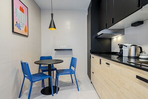 アパートメント 1 ベッドルーム (2A) | 専用キッチン | 大型冷蔵庫、  電子レンジ、オーブン、コンロ