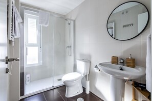 Studio (1B) | Badkamer | Een douche, gratis toiletartikelen, een haardroger, handdoeken