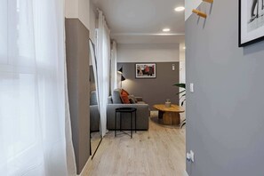 Departamento, 1 habitación (2A) | Área de sala de estar | Televisión de pantalla plana de 36 pulgadas con canales por cable 