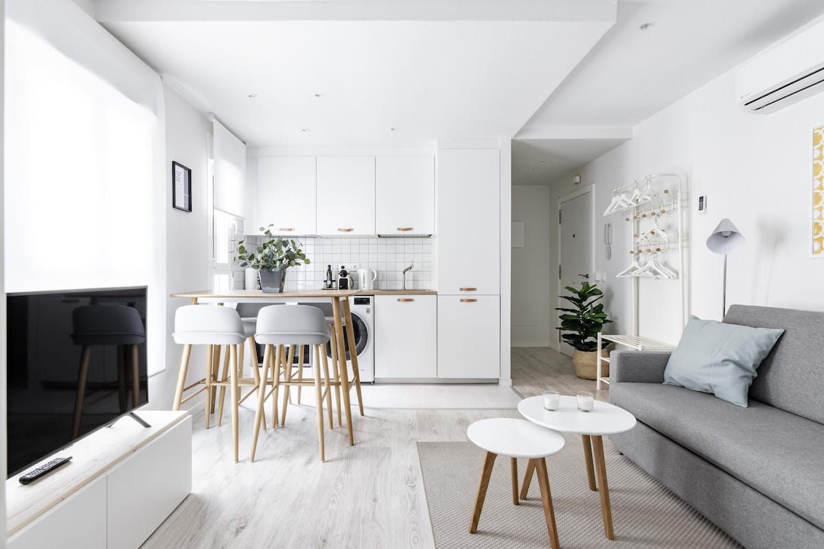 Apartment, 1 Bedroom (2A) | Living area | 36-inch flat-screen TV with cable channels, Smart TV