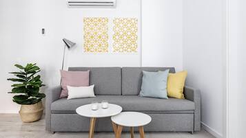 Appartement, 1 slaapkamer (2A) | Woonruimte | Een 36-inch flatscreentelevisie met kabelzenders en smart-tv