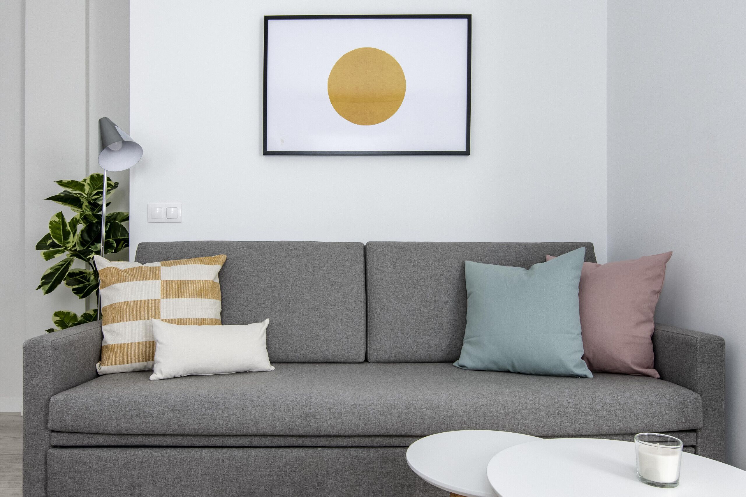 Studio (1B) | Woonruimte | Een 36-inch flatscreentelevisie met kabelzenders en een smart-tv