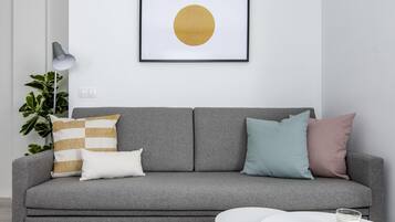 Studio (1B) | Woonruimte | Een 36-inch flatscreentelevisie met kabelzenders en een smart-tv