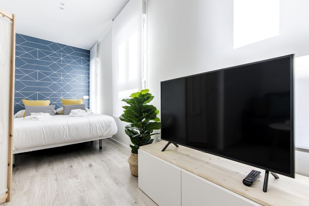 Studio (1B) | Desk, iron/ironing board, cribs (free), WiFi (free)