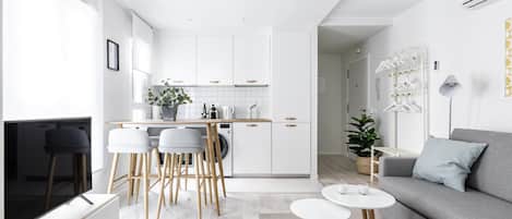 Apartment, 1 Schlafzimmer (2A) | Wohnbereich | 36-Zoll-Flachbildfernseher mit Kabelempfang, Smart-TV