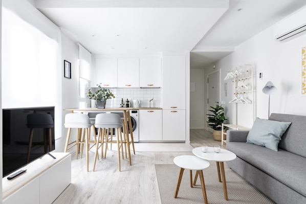 Apartment, 1 Schlafzimmer (2A) | Wohnbereich | 36-Zoll-Flachbildfernseher mit Kabelempfang, Smart-TV