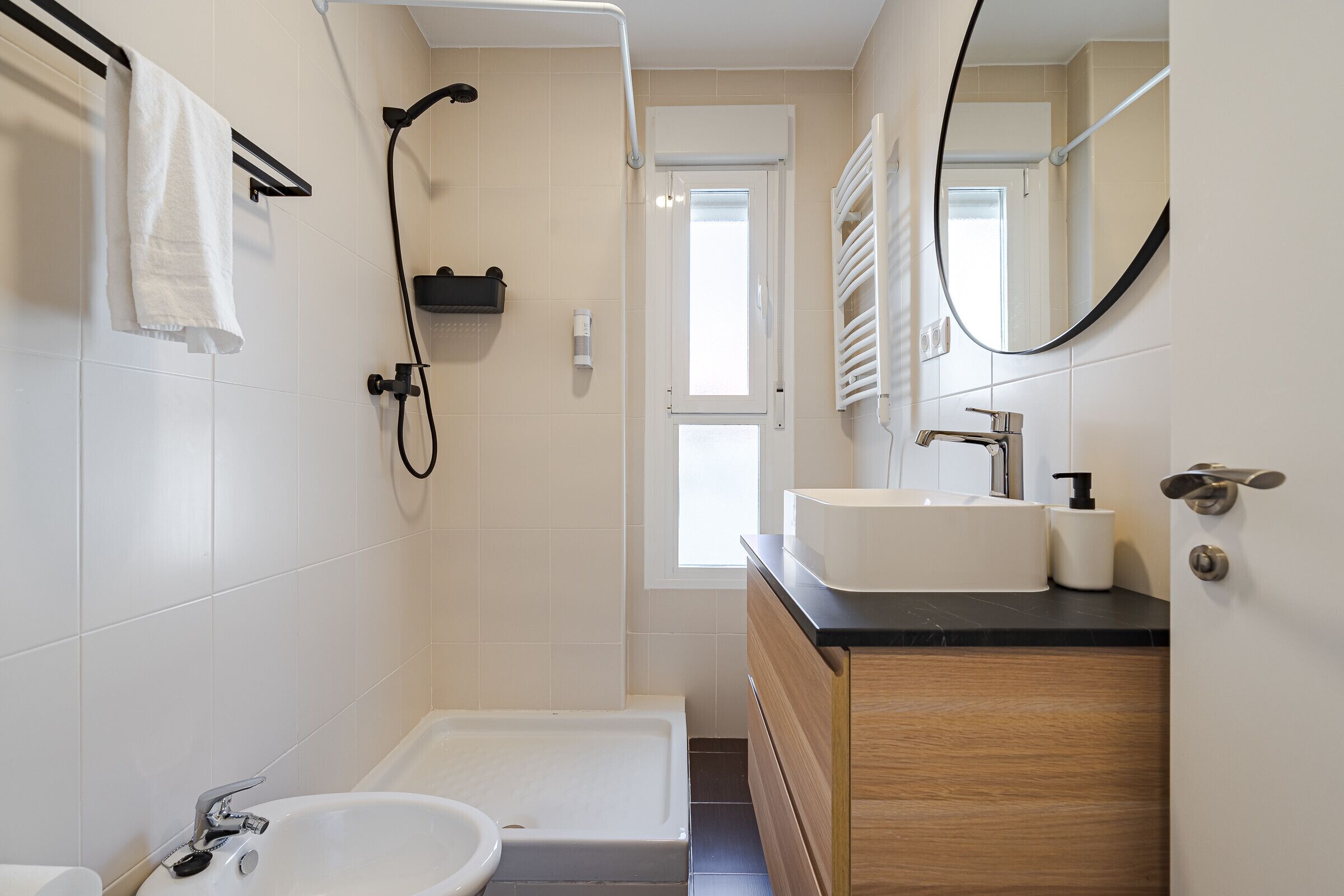 Apartment, 1 Bedroom (2A) | Bathroom | Shower, free toiletries, hair dryer, towels