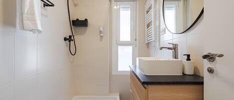 Appartement, 1 chambre (2A) | Salle de bain | Douche, articles de toilette (gratuits), séchoir à cheveux