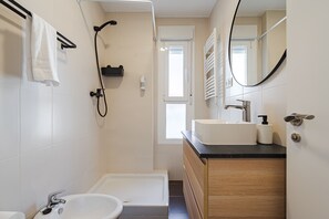 Studio (1B) | Salle de bain | Douche, articles de toilette gratuits, sèche-cheveux