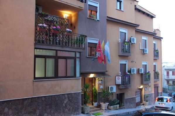 Front of property - La Casa Di Evita (Carini)