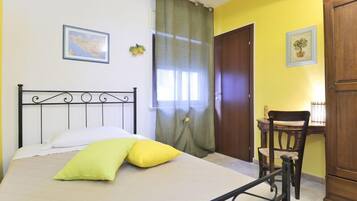 Single Room | Desk, free WiFi