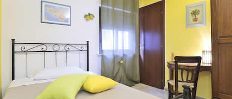 Eenpersoonskamer | Een bureau, gratis wifi