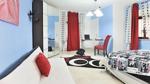 A modern bedroom with a bed, a desk, and a chair. - La Casa Di Evita (Carini)