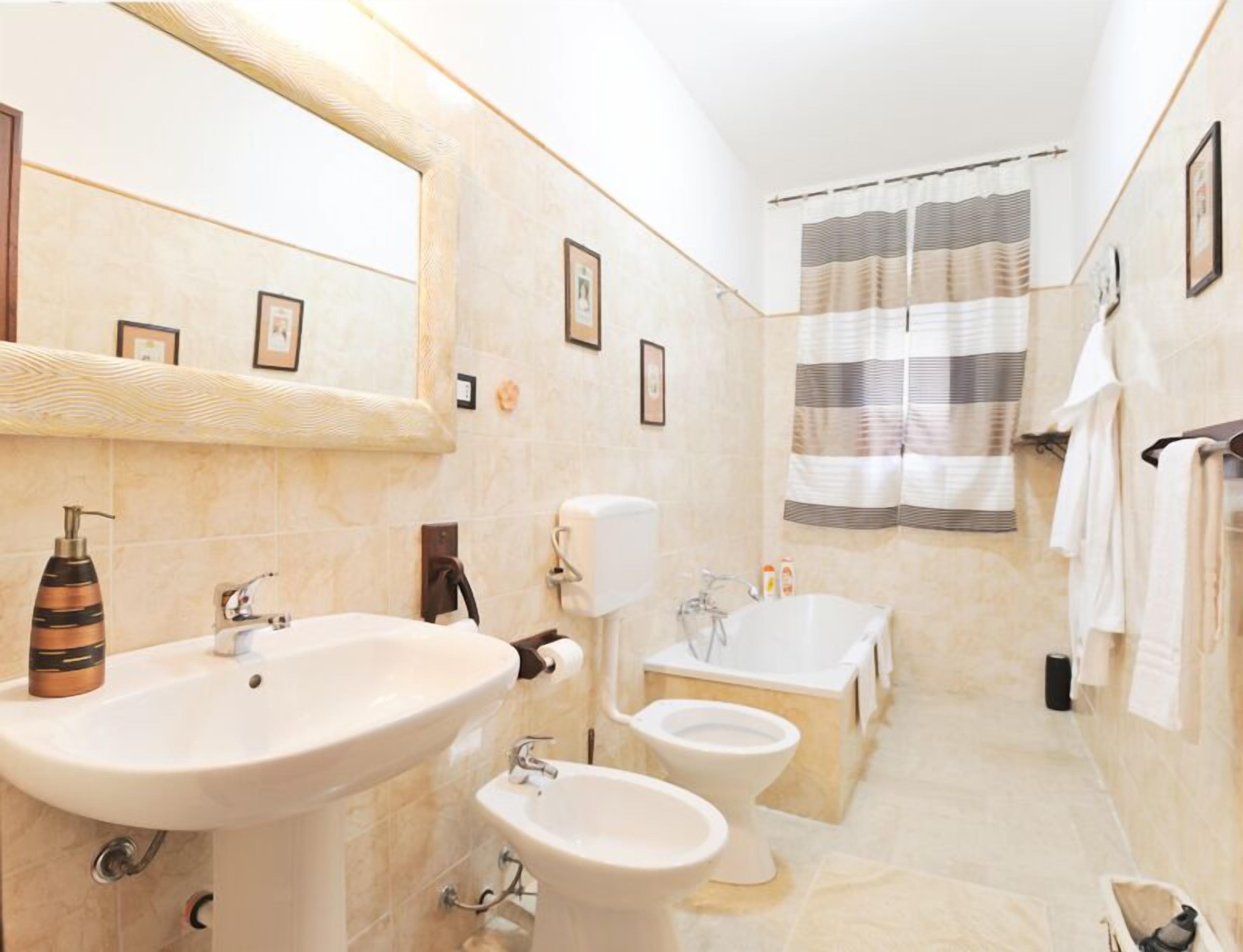 Suite | Bagno | Vasca idromassaggio, soffione a pioggia, set di cortesia gratuito