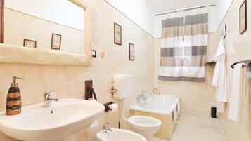 Suite | Bagno | Vasca idromassaggio, soffione a pioggia, set di cortesia gratuito