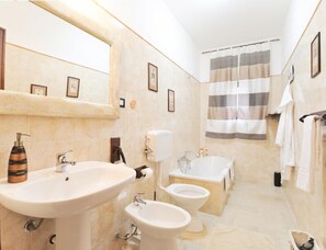 Suite | Bathroom | Jetted tub, rainfall showerhead, free toiletries, hair dryer - La Casa Di Evita (Carini)