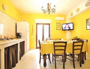 Tägliches inbegriffenes kontinentales Frühstück