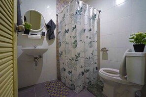 Deluxe Room with Terrace | Bathroom | Shower, free toiletries, towels - Plu Garden Villa (Bangkok)