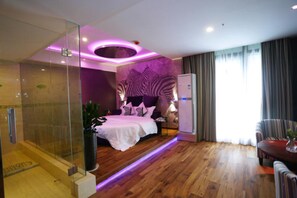 Romantic Room | Desk, blackout drapes, free WiFi, bed sheets