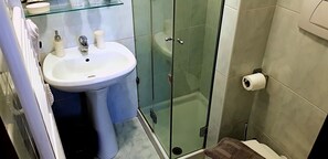 Habitación doble, 1 cama de matrimonio (Enchanted perla) | Baño | Ducha, artículos de higiene personal gratuitos y secador de pelo