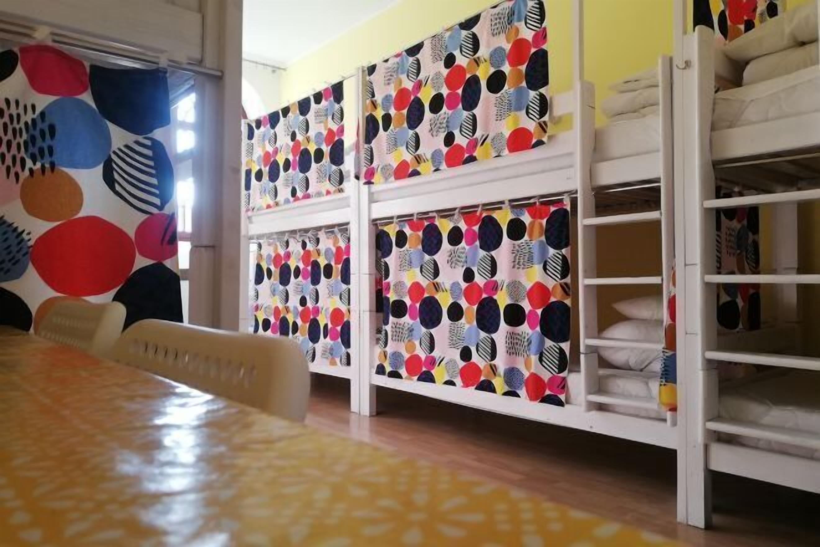 Allergivenligt sengetøj, skrivebord, mørklægningsgardiner