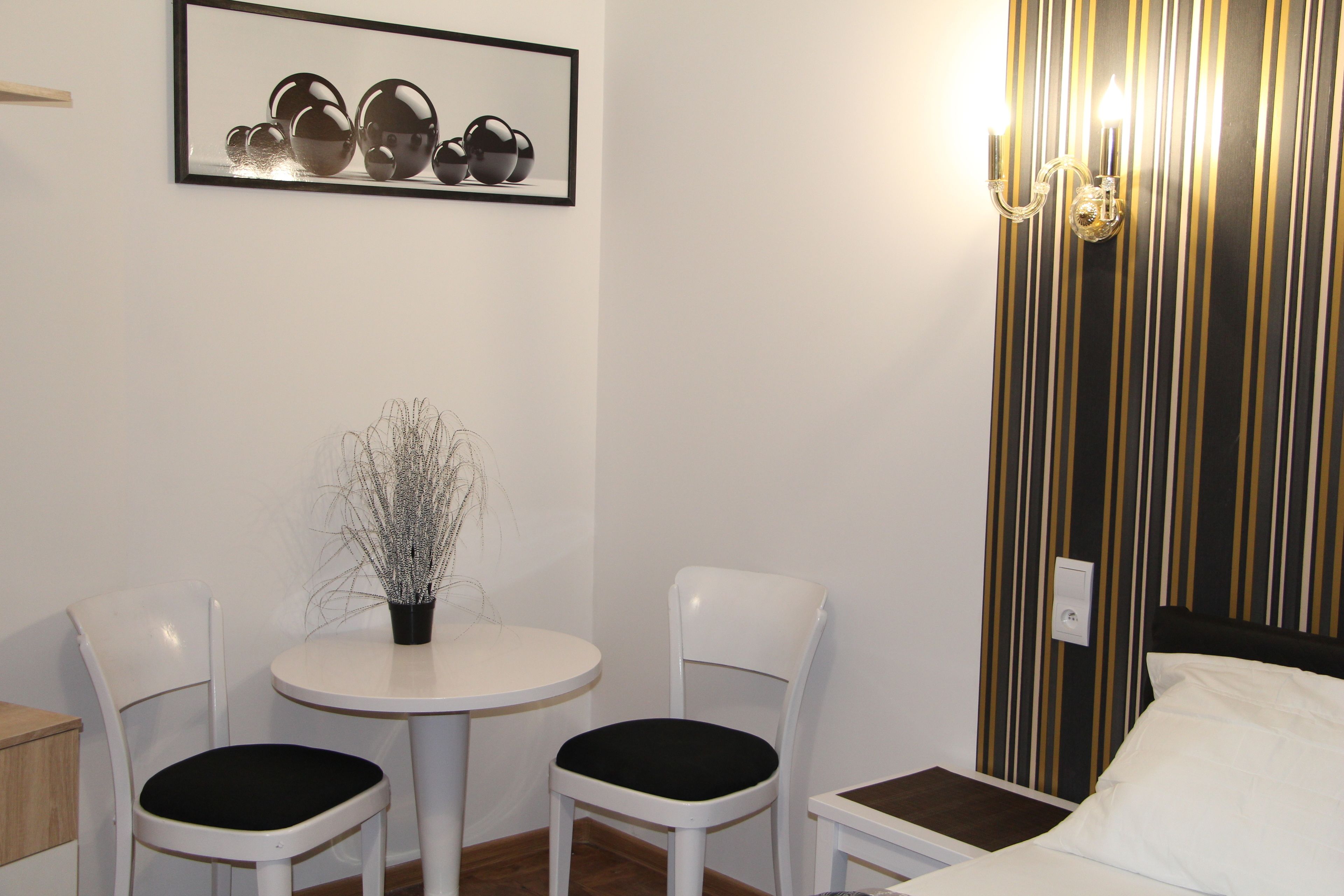 Basic-Doppelzimmer, Blick auf den Innenhof (5)