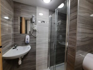 Classic Apartment, 1 Bedroom, Non Smoking, City View (53/1b) | Bathroom - Lorf Hostel&Coffee (Kraków)