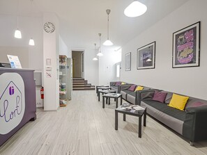 Reception - Lorf Hostel&Coffee (Kraków)