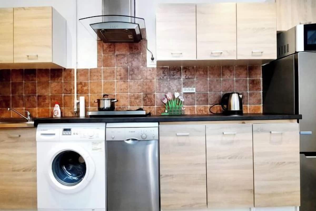 Refrigerador, microondas, horno, utensilios de cocina