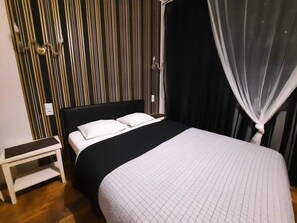 Basic Double Room, Courtyard View (5) | Hypo-allergenic bedding, blackout drapes, iron/ironing board, free WiFi - Lorf Hostel&Coffee (Kraków)