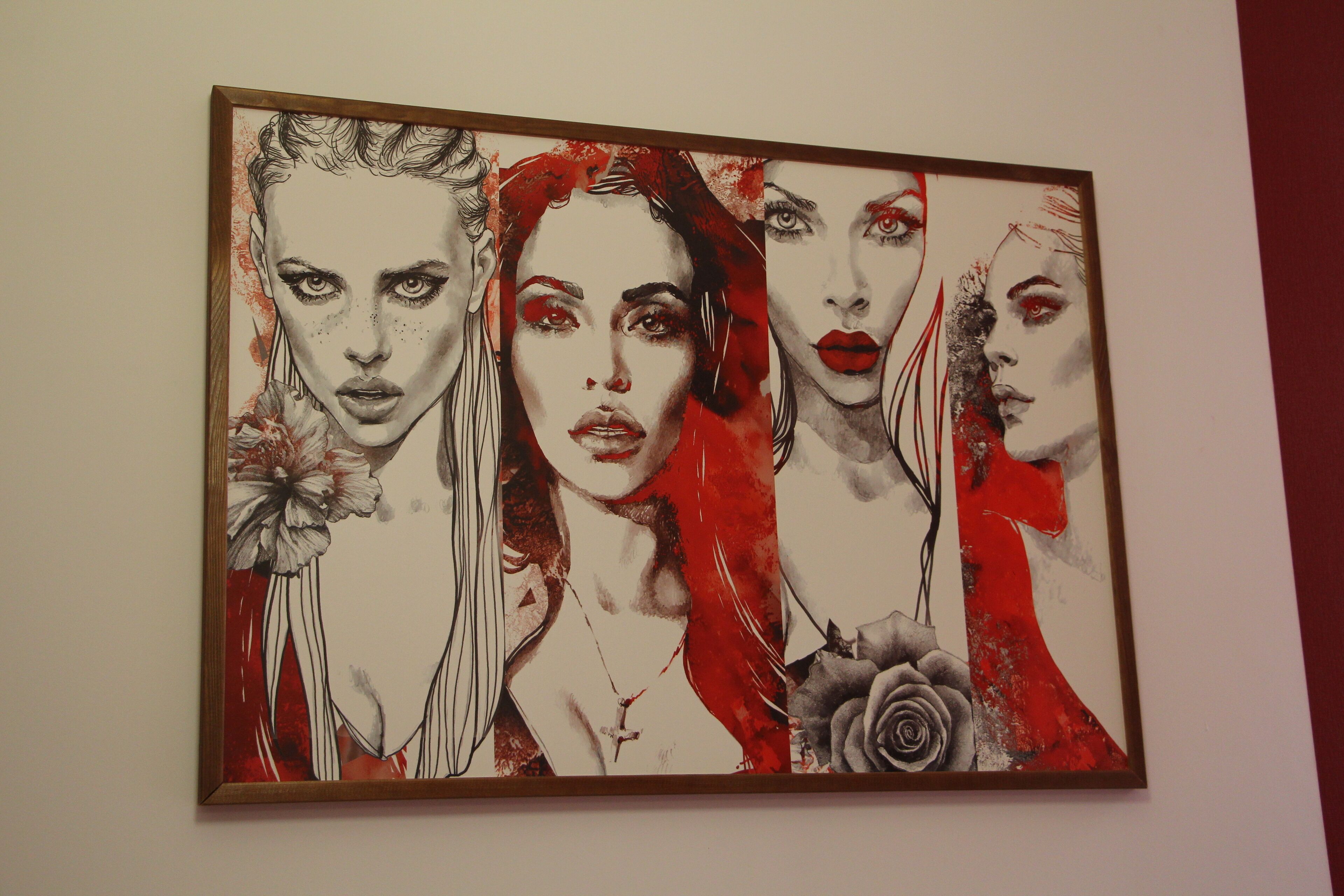 Una obra de arte enmarcada con figuras humanas abstractas y elementos florales.