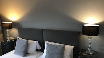 Camera doppia, bagno privato (Extra bed) | Una scrivania, Wi-Fi gratuito, lenzuola