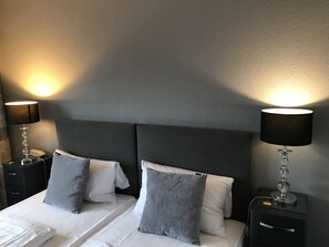 Dobbeltrom, privat bad (Extra bed) | Skrivebord, wi-fi (inkludert) og sengetøy