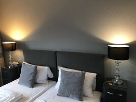 Double Room, Private Bathroom (Extra bed) | Desk, free WiFi, bed sheets