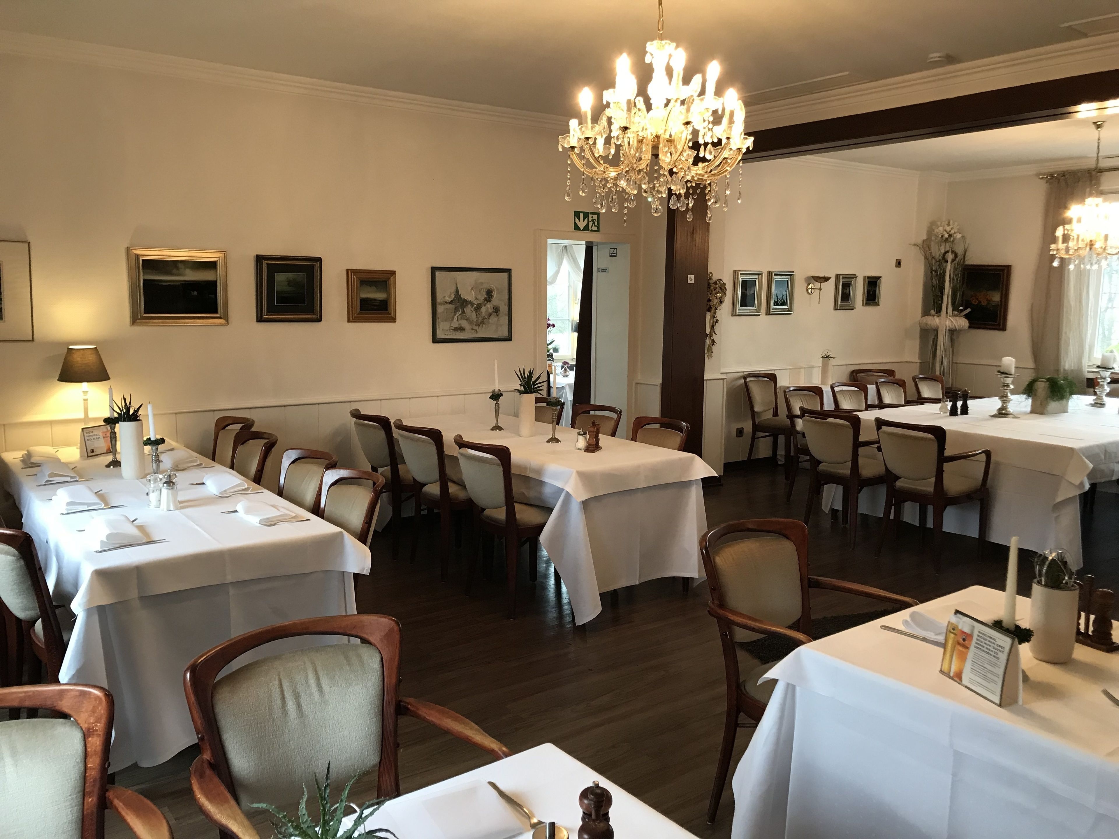 Mittagessen und Abendessen, lokale und internationale Küche