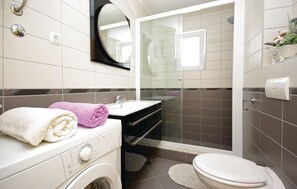 Departamento, Terraza, vista al mar | Baño | Regadera, amenidades de baño gratuitas, secadora de cabello, toallas 