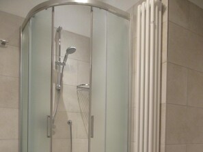 Regadera, secadora de cabello, bidet, toallas 