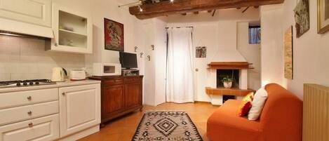 Televisión y chimenea