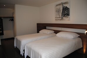 Twin Room | Desk, soundproofing, free WiFi, bed sheets - Hotel du Soleil (Saint-Leonard)