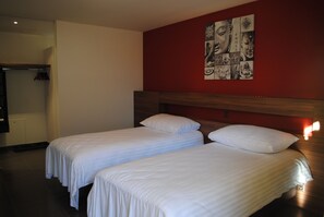 Twin Room | Desk, soundproofing, free WiFi, bed sheets - Hotel du Soleil (Saint-Leonard)