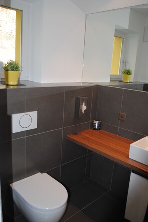 Twin Room | Bathroom | Free toiletries, towels - Hotel du Soleil (Saint-Leonard)