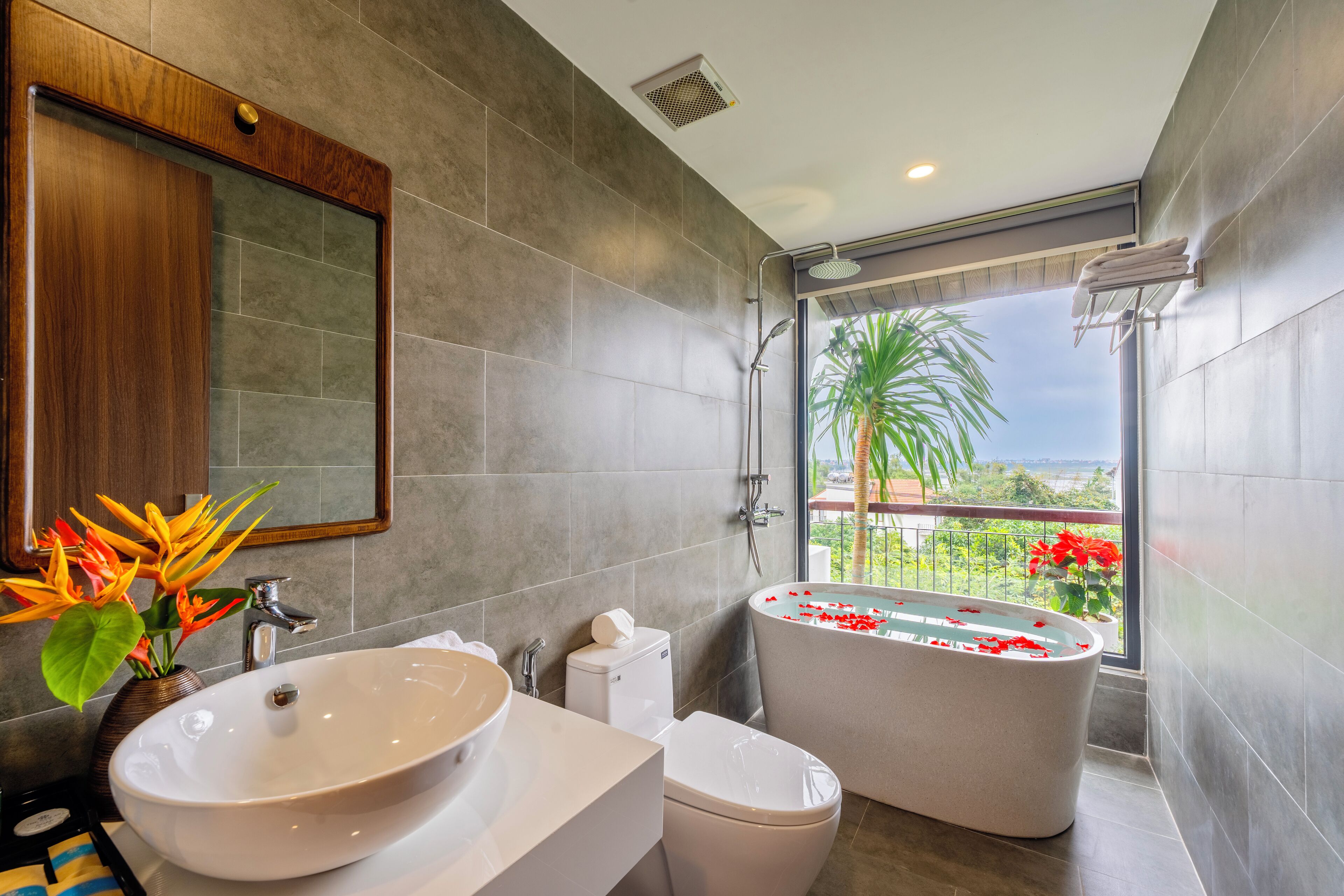 Junior Suite Village View | Bathroom | Free toiletries, hair dryer, slippers, towels