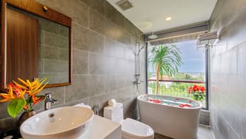 Junior Suite Village View | Bathroom | Free toiletries, hair dryer, slippers, towels