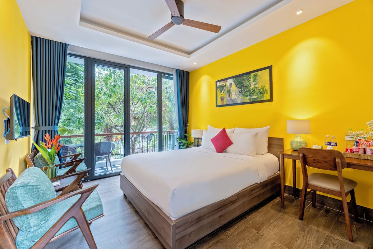 Deluxe Queen Room with Balcony | Ofnæmisprófaður sængurfatnaður, míníbar, öryggishólf í herbergi