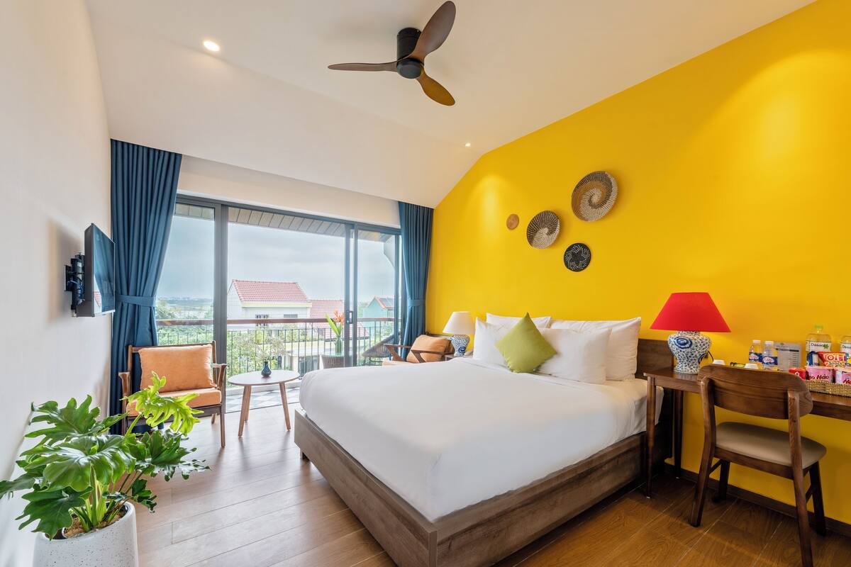 Junior Suite Village View | Allergitestet sengetøy, minibar, safe på rommet og skrivebord