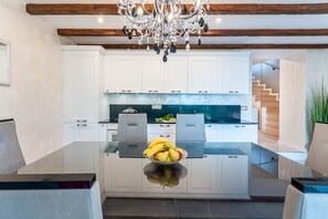 Villa | Essbereich im Zimmer