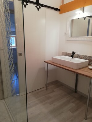 Family Room | Bathroom