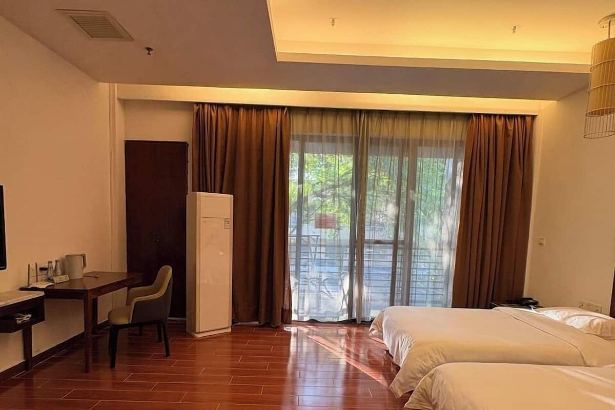 Business Double or Twin Room | Gebar bulu kapas, peti besi dalam bilik, meja 