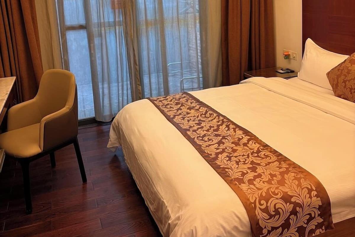 Suite | Gebar bulu kapas, peti besi dalam bilik, meja 