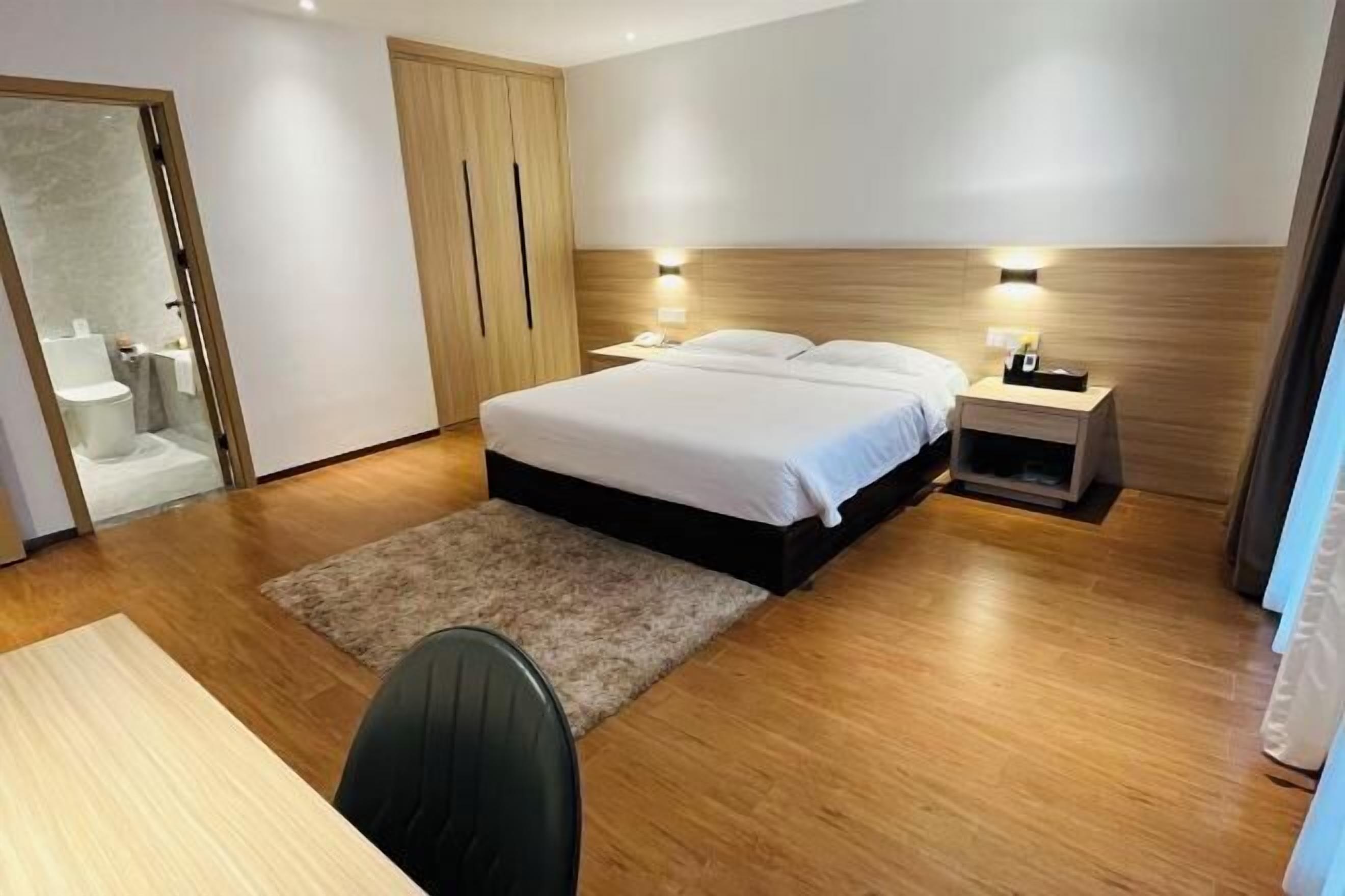 Daunenbettdecken, Zimmersafe, Schreibtisch, Verdunkelungsvorhänge